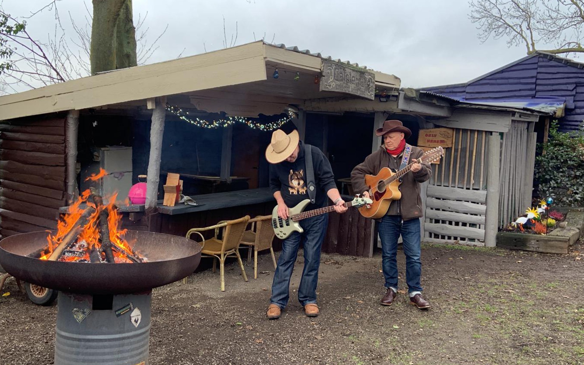 003--index_old_mountain_folks_band_aussen_1.jpg