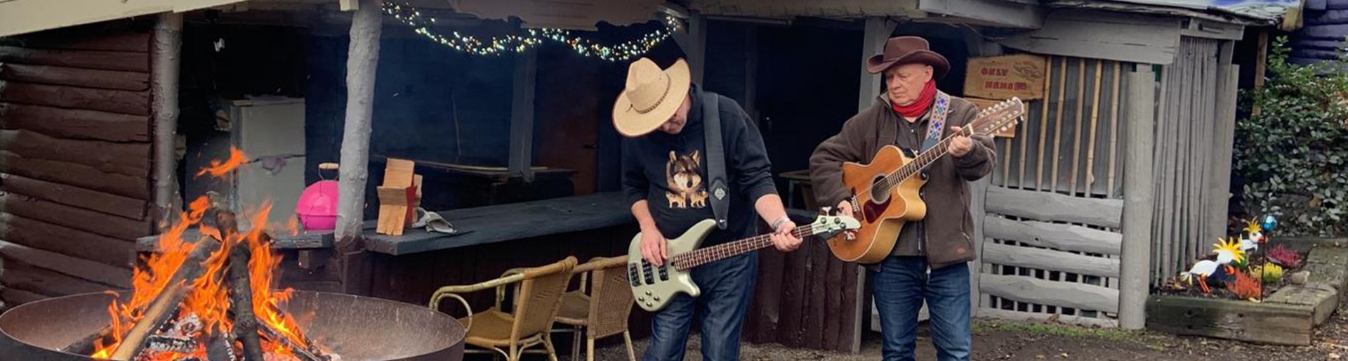 003--index_old_mountain_folks_band_aussen_1.jpg